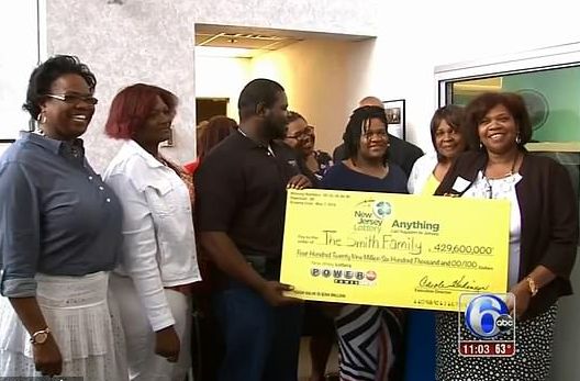 Powerball выигрыш более 400 миллионов долларов США.